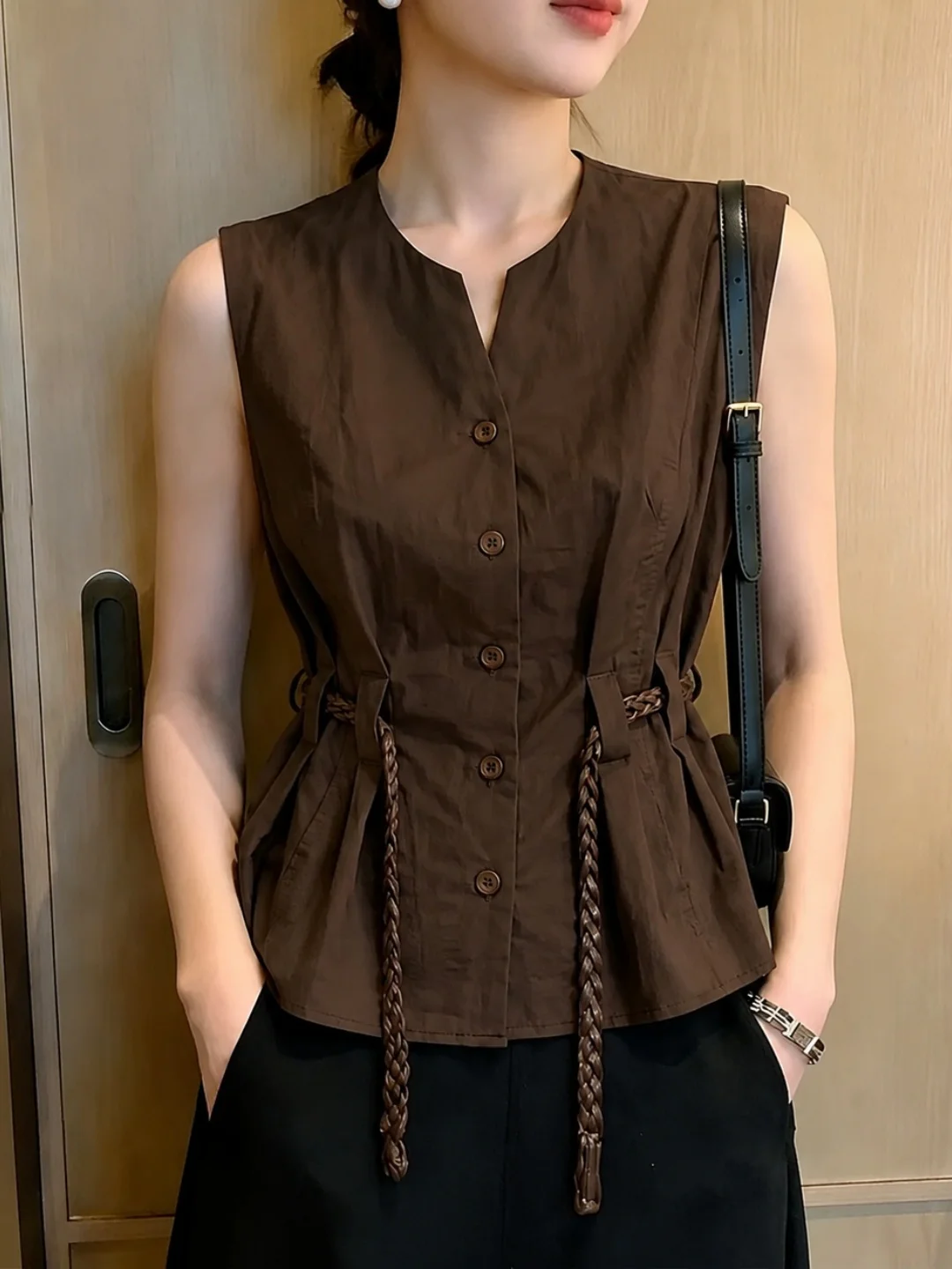 Elegant V-Neck Sleeveless Vest Belted Women's Shirt Commute Style Summer Slimming Fashionable Silk Top Korean Version
Elegant V-Neck Sleeveless Vest Belted Women's Shirt Commute Style Summer Slimming Fashionable Silk Top Korean Version
