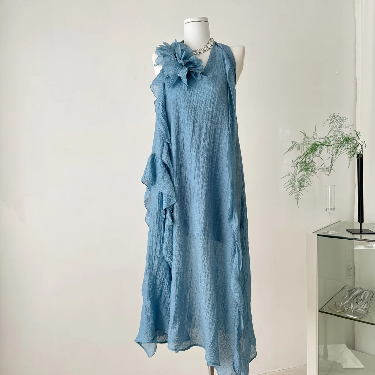 Women's Sleeveless Pleated Halter Neck Flowy Maxi Dress Summer Beach Vacation Style Ribbon Detail Elegant Luxury Fashion Chic
Women's Sleeveless Pleated Halter Neck Flowy Maxi Dress Summer Beach Vacation Style Ribbon Detail Elegant Luxury Fashion Chic