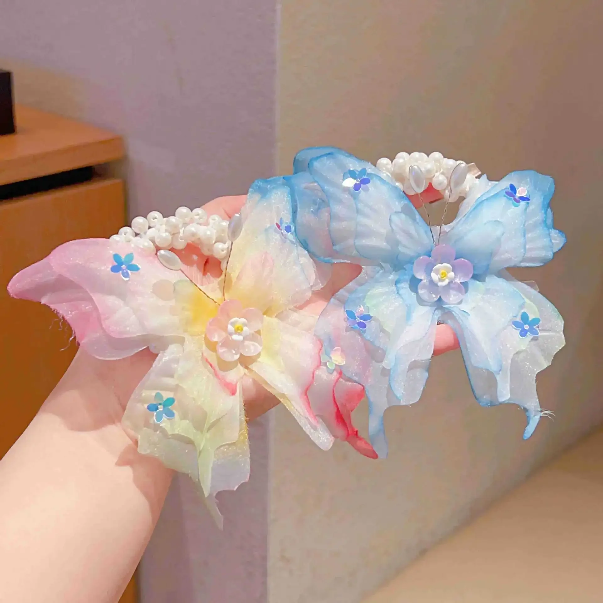 Резинки для волос с бабочкой и жемчугом, милые эластичные ленты для волос с бантом для девочек, детский хвост, веревка для волос, аксессуары для волос, головной убор принцессы
Резинки для волос с бабочкой и жемчугом, милые эластичные ленты для волос с бантом для девочек, детский хвост, веревка для волос, аксессуары для волос, головной убор принцессы