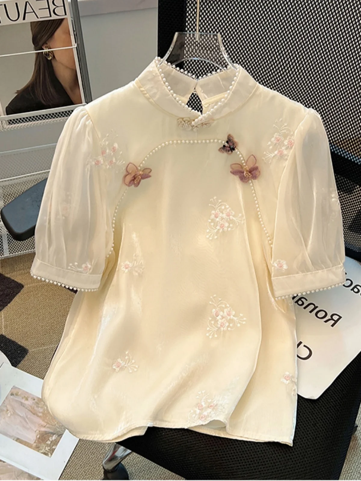 New Chinese Style Women's Shirt Beaded Short Sleeve Chiffon Top Stand Collar Summer Beautiful Original Design Loose Fit Slimm...
New Chinese Style Women's Shirt Beaded Short Sleeve Chiffon Top Stand Collar Summer Beautiful Original Design Loose Fit Slimm...