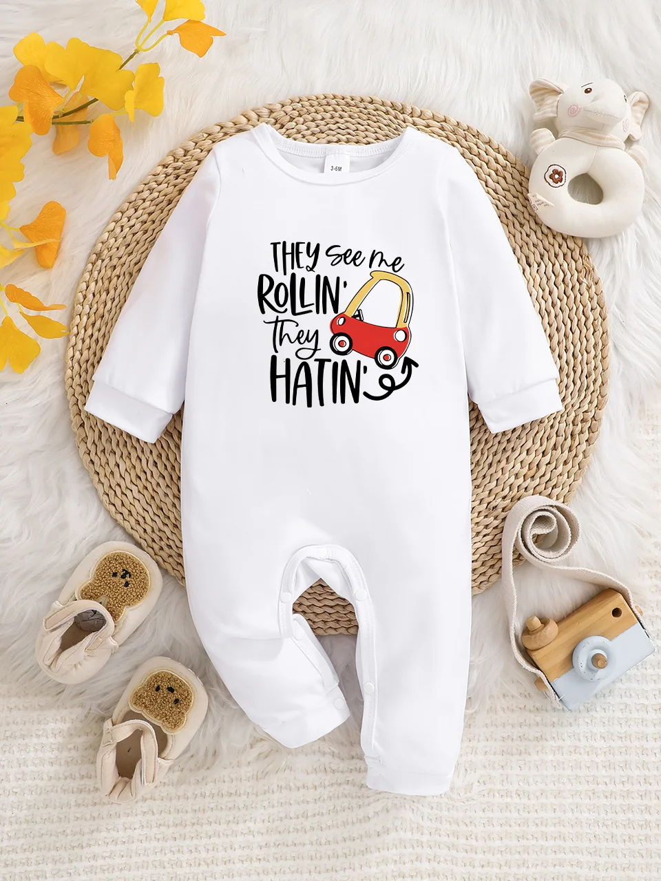 A baby long-sleeved onesie with interesting letter prints. It features a buttoned design for easy putting on and taking off, and
A baby long-sleeved onesie with interesting letter prints. It features a buttoned design for easy putting on and taking off, and