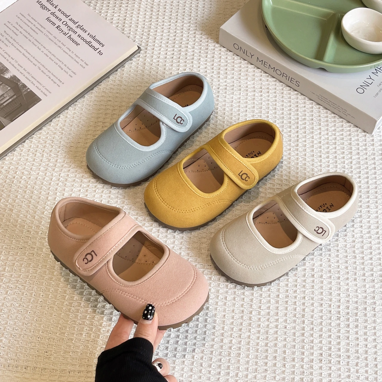 Новые модные детские туфли-балетки для девочек 2026 года, весенние, из матовой кожи, на плоской подошве, повседневные, универсальные
Новые модные детские туфли-балетки для девочек 2026 года, весенние, из матовой кожи, на плоской подошве, повседневные, универсальные