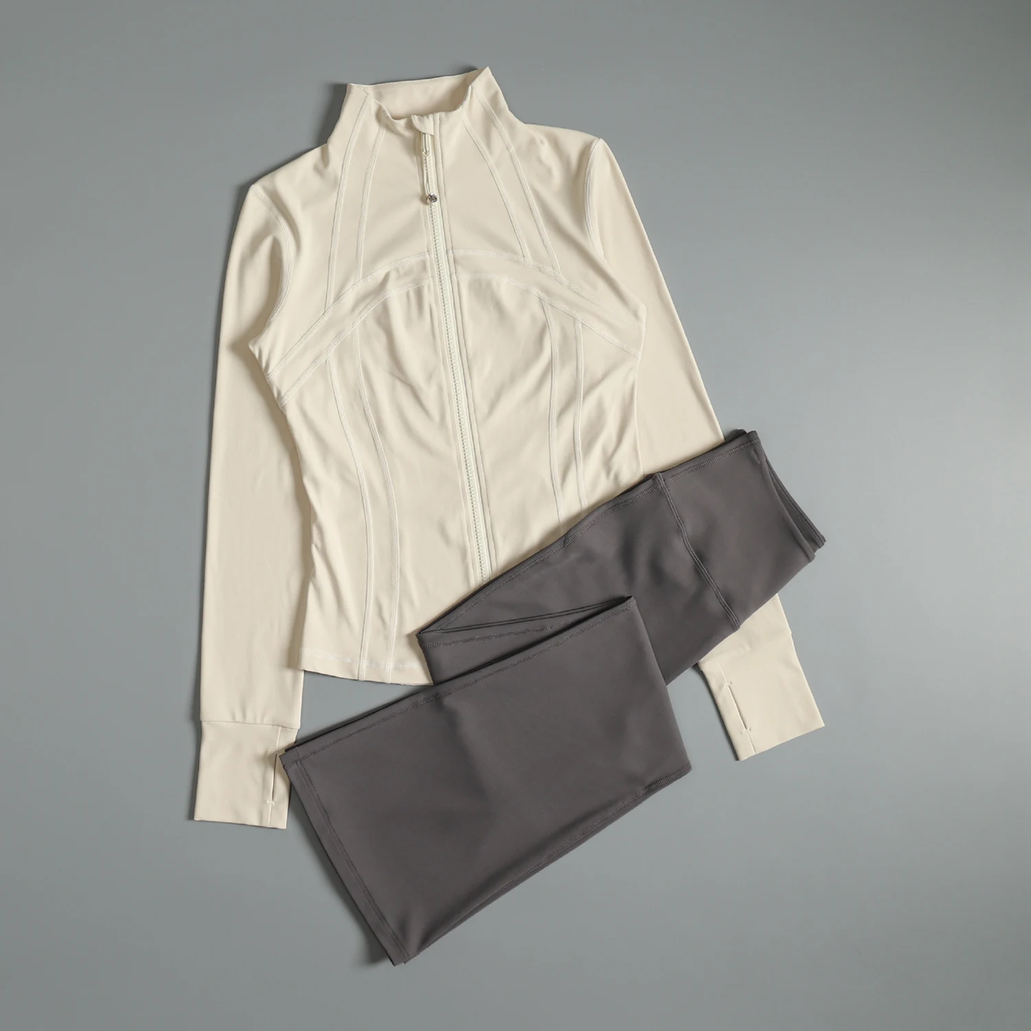 Высококачественный женский костюм для йоги, осенняя спортивная тренировочная куртка с воротником-стойкой, тонкая куртка с высокой талией, спортивные штаны для бега с подъемом бедер
Высококачественный женский костюм для йоги, осенняя спортивная тренировочная куртка с воротником-стойкой, тонкая куртка с высокой талией, спортивные штаны для бега с подъемом бедер