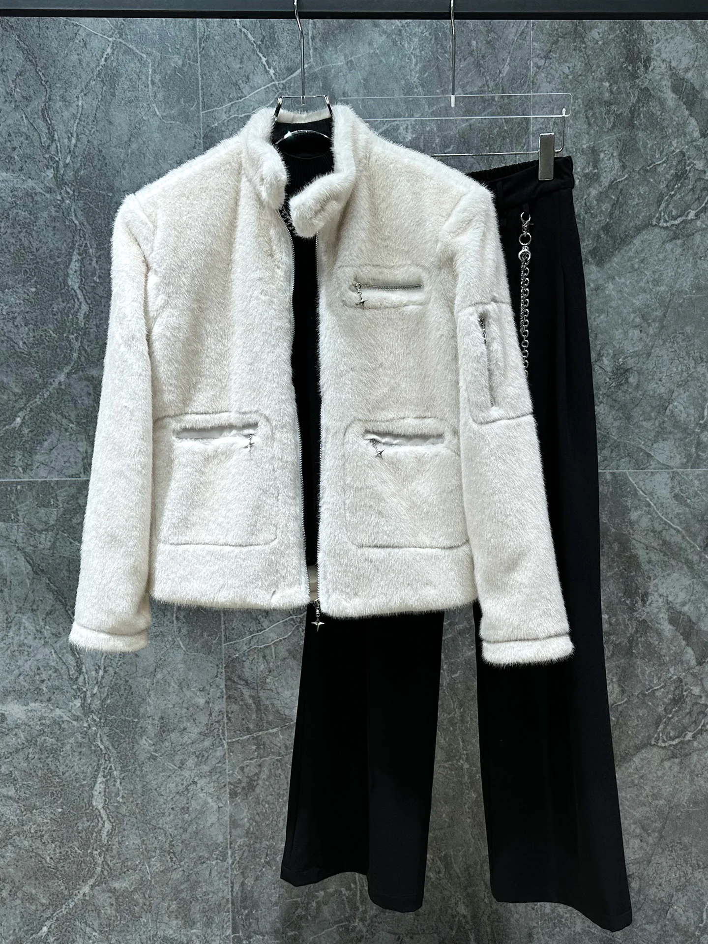 Водонепроницаемая мужская куртка из полиэстера с мехом, модная, высококачественная, молодежная, осенне-зимняя, с металлическим декором, прямого кроя
Водонепроницаемая мужская куртка из полиэстера с мехом, модная, высококачественная, молодежная, осенне-зимняя, с металлическим декором, прямого кроя