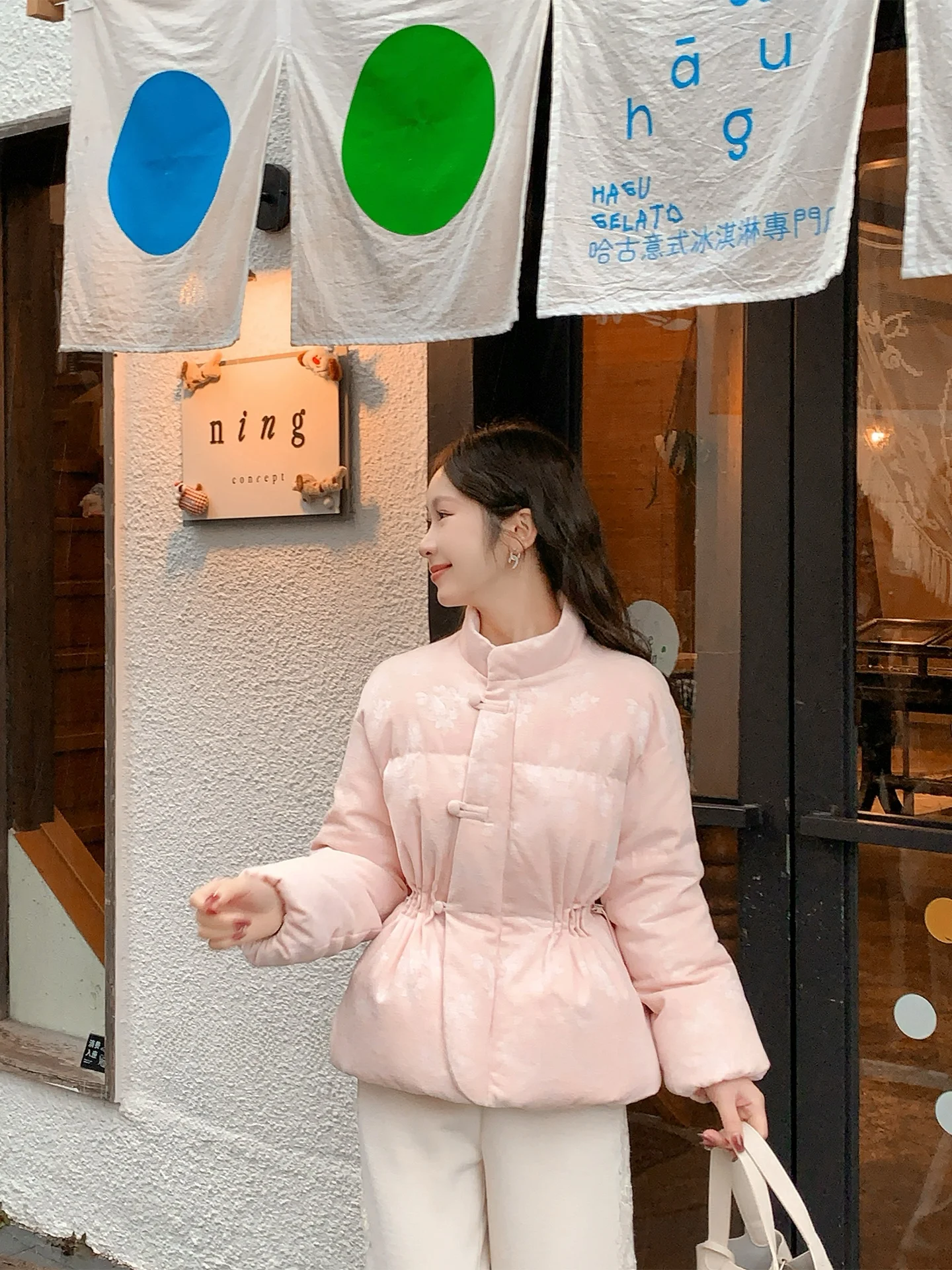 Женская зимняя куртка Ele в китайском национальном стиле с вышивкой, новинка 2025 года, укороченная, с поясом, теплая, утолщенная
Женская зимняя куртка Ele в китайском национальном стиле с вышивкой, новинка 2025 года, укороченная, с поясом, теплая, утолщенная