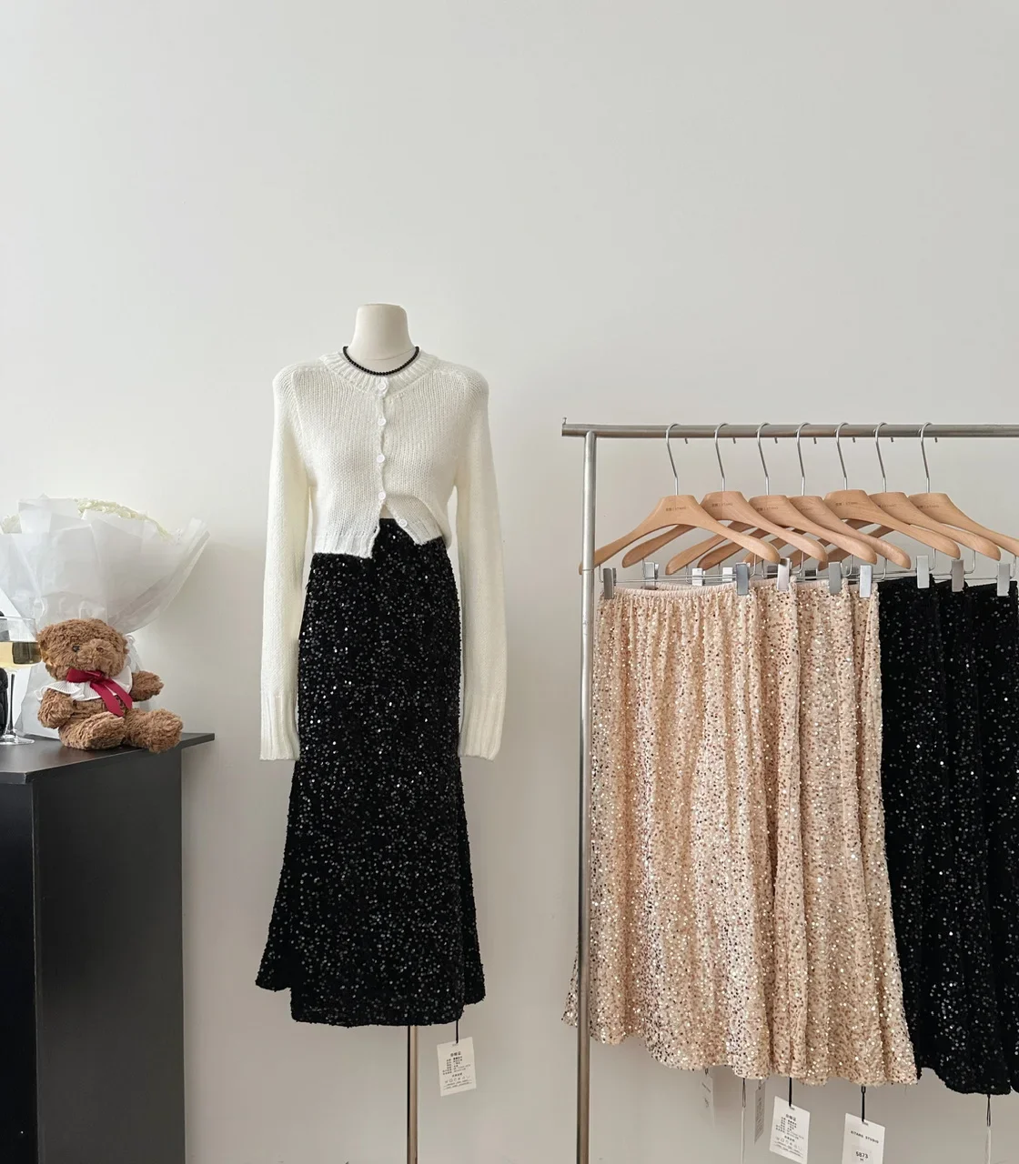 Women's retro high-end heavy duty velvet sequin elastic waist skirt slimming A-line skirt French wrap buttocks drape long skirt
Women's retro high-end heavy duty velvet sequin elastic waist skirt slimming A-line skirt French wrap buttocks drape long skirt