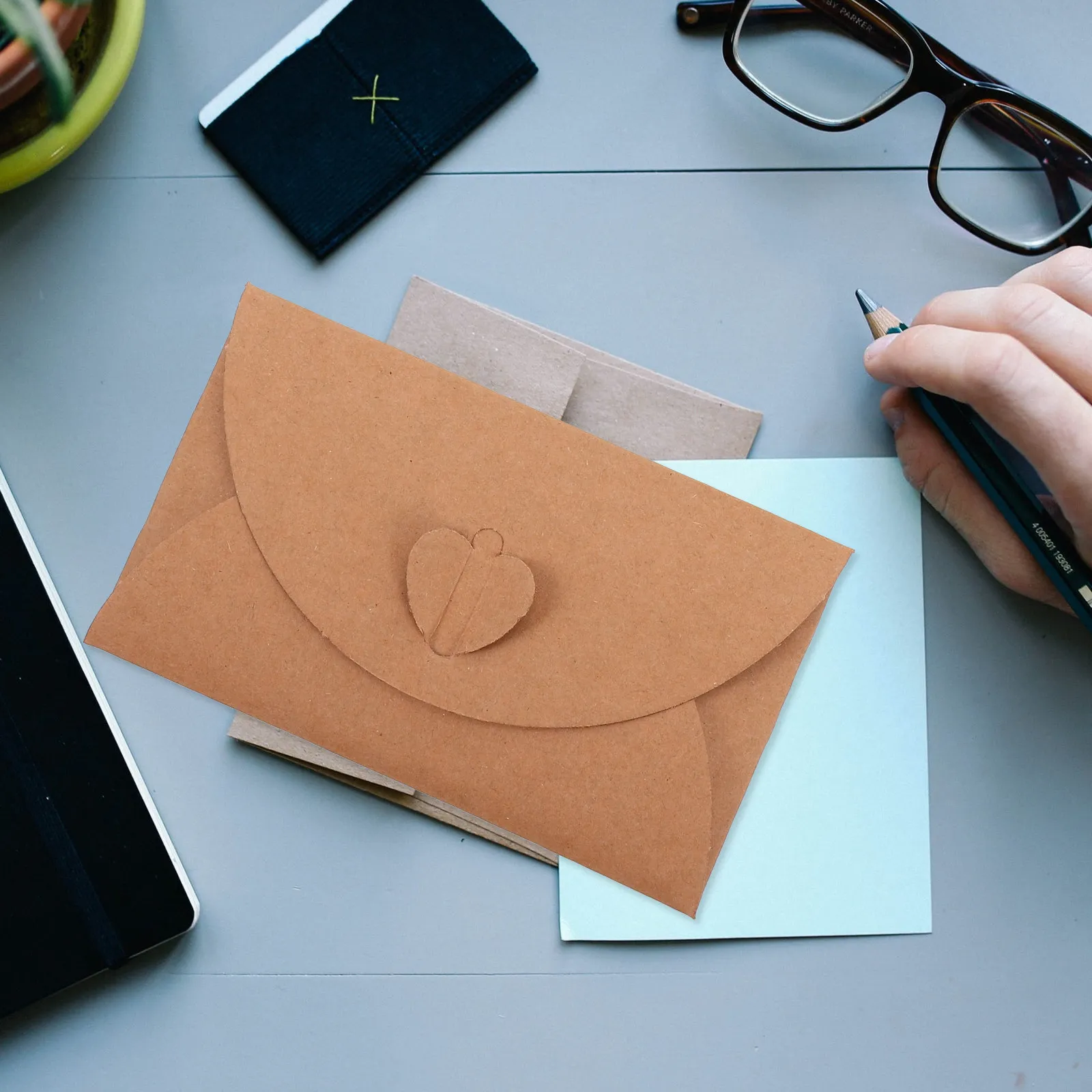 40Pcs Vintage Kraft Paper Envelopes Multi-Function Letter Accessory Gift Card Small Envelope Set Writing Supplies
40Pcs Vintage Kraft Paper Envelopes Multi-Function Letter Accessory Gift Card Small Envelope Set Writing Supplies