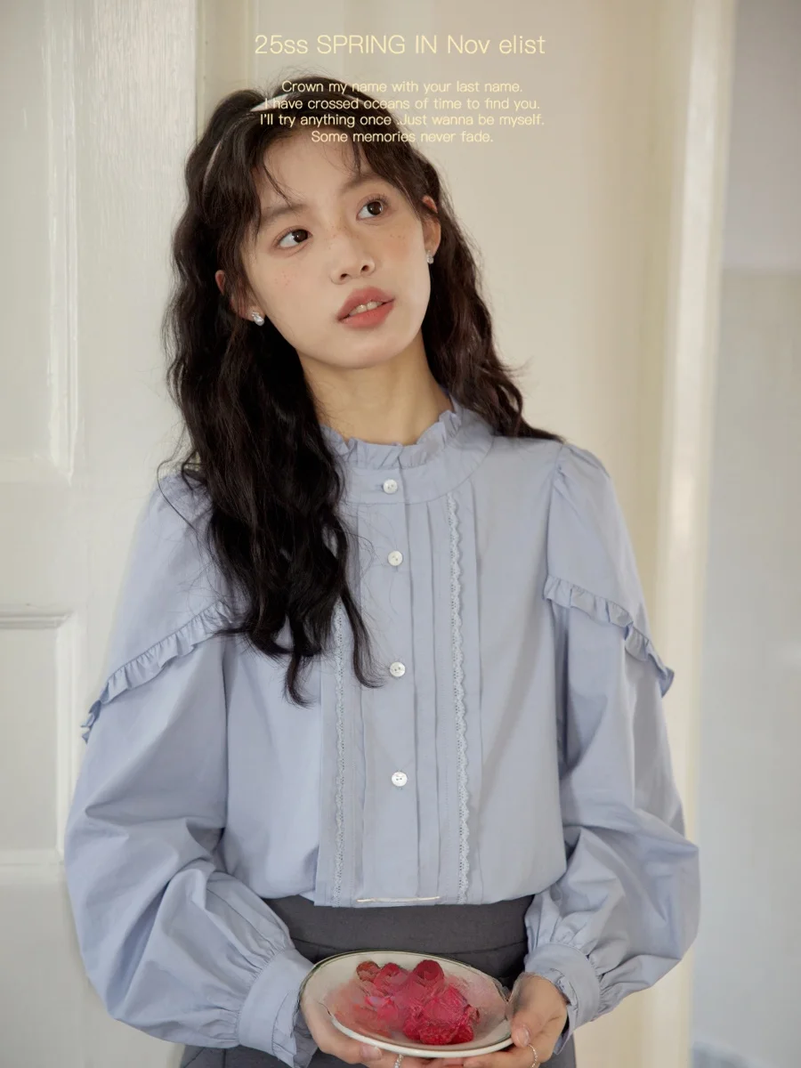 Nov Et Early Autumn New Sle Girl's Stand Collar Tu Pleat Long Sve irt Wooden Ear Design Cotton Bubble Sve
Nov Et Early Autumn New Sle Girl's Stand Collar Tu Pleat Long Sve irt Wooden Ear Design Cotton Bubble Sve