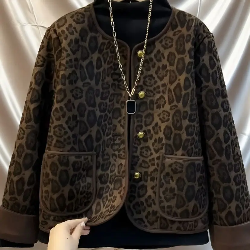 Пальто с леопардовым принтом, женская осенне-зимняя новая корейская модная куртка плюс бархатная стеганая верхняя одежда, женская маленькая верхняя одежда с ароматом
Пальто с леопардовым принтом, женская осенне-зимняя новая корейская модная куртка плюс бархатная стеганая верхняя одежда, женская маленькая верхняя одежда с ароматом
