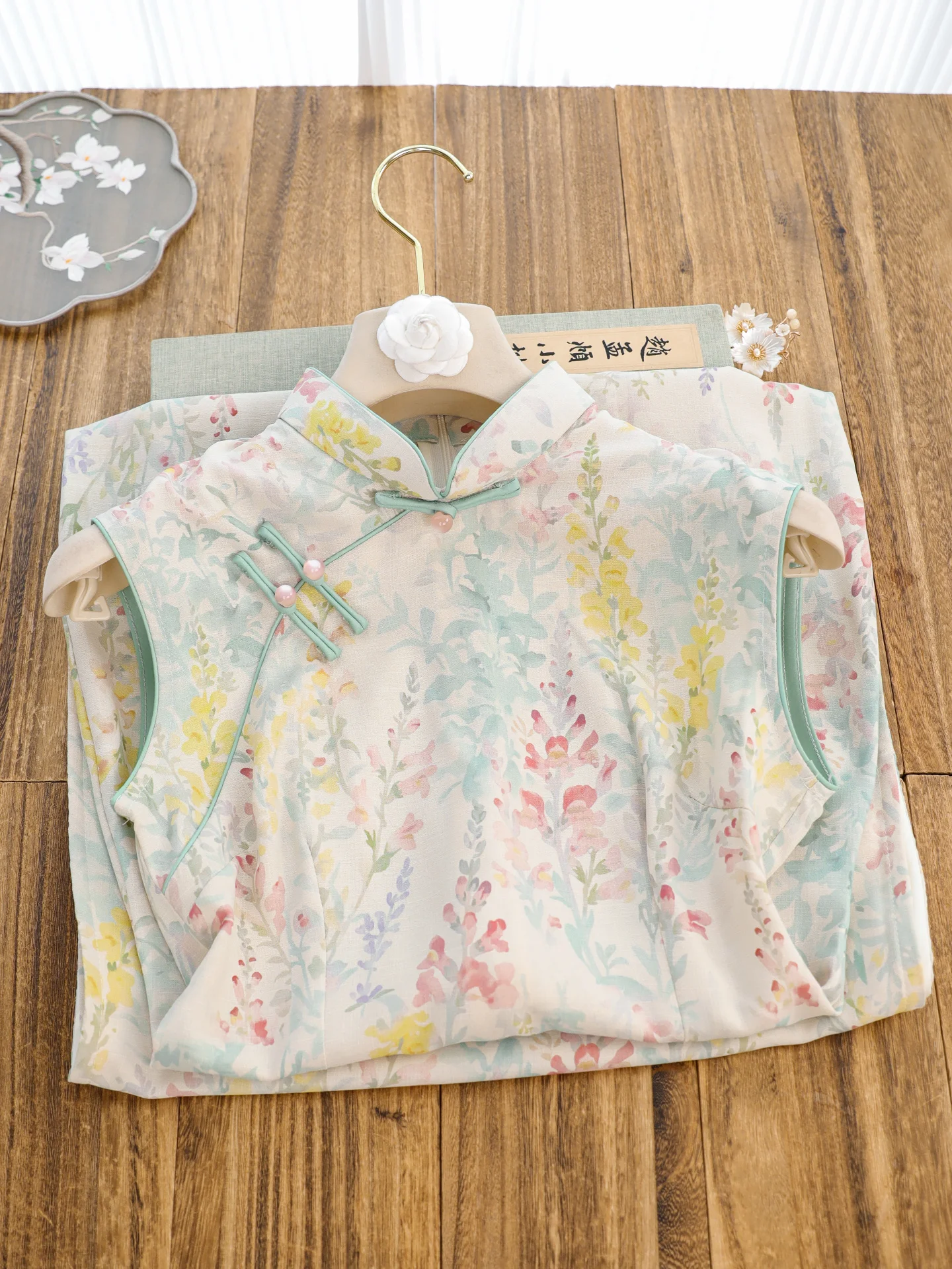 Young Style Sleeveless Dress Retro Chinese New Version Daily Wear Breathable Polyester Fabric Low Slit Long Qipao
Young Style Sleeveless Dress Retro Chinese New Version Daily Wear Breathable Polyester Fabric Low Slit Long Qipao