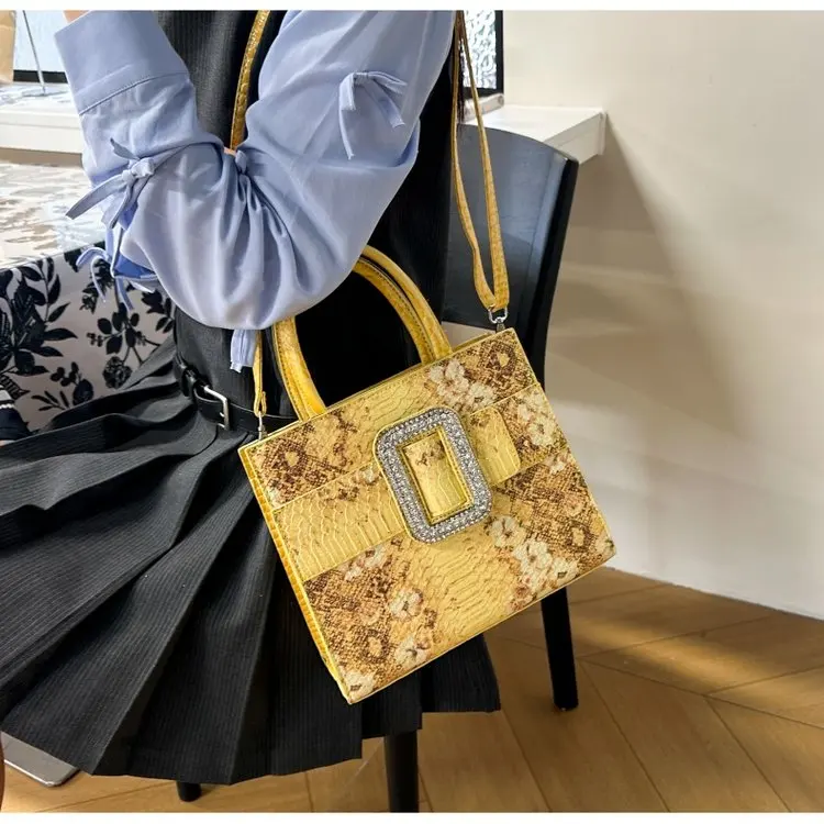 2026 New Women's Studded Shell Bag, Large Capacity Top Handle Shoulder Crossbody Bag, Casual Chic Versatile Daily Purse
2026 New Women's Studded Shell Bag, Large Capacity Top Handle Shoulder Crossbody Bag, Casual Chic Versatile Daily Purse