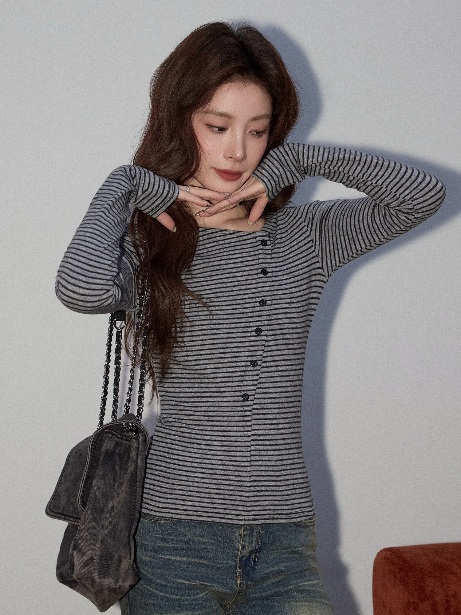 Женская вязаная рубашка в полоску с длинным рукавом на пуговицах, базовый слой, весенняя новинка, средней мягкости, стандартной длины, не мнется.
Женская вязаная рубашка в полоску с длинным рукавом на пуговицах, базовый слой, весенняя новинка, средней мягкости, стандартной длины, не мнется.