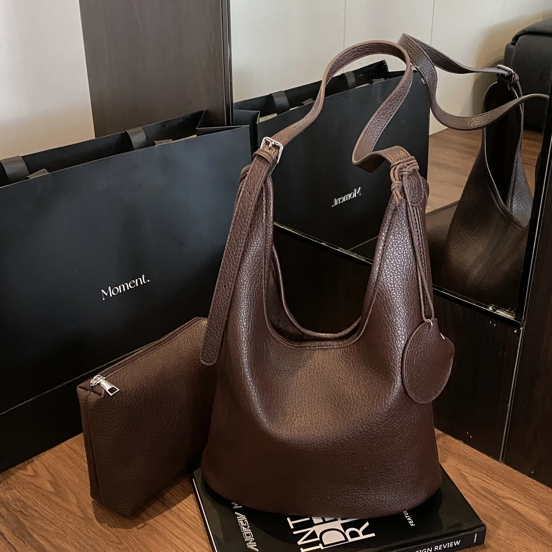 Simple Soft Leather Large Capacity Shoulder Bags Women Retro Casual Lichee Pattern Texture Tote Bag Trendy Solid Female Handbags
Simple Soft Leather Large Capacity Shoulder Bags Women Retro Casual Lichee Pattern Texture Tote Bag Trendy Solid Female Handbags