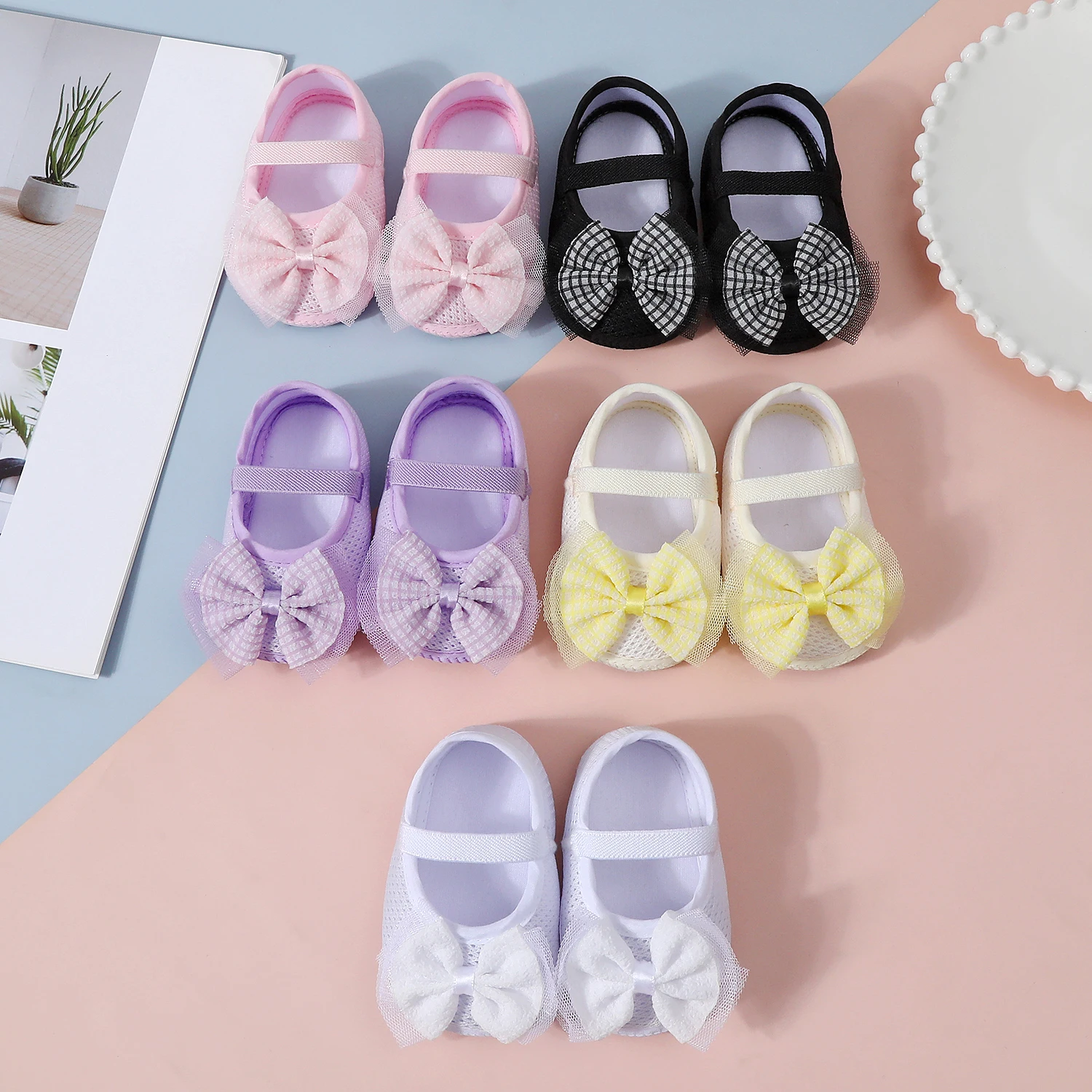 Baby non-slip learning walking shoes, cute bow design, soft flat shoes for infants, suitable for indoor parties and gatherings.
Baby non-slip learning walking shoes, cute bow design, soft flat shoes for infants, suitable for indoor parties and gatherings.
