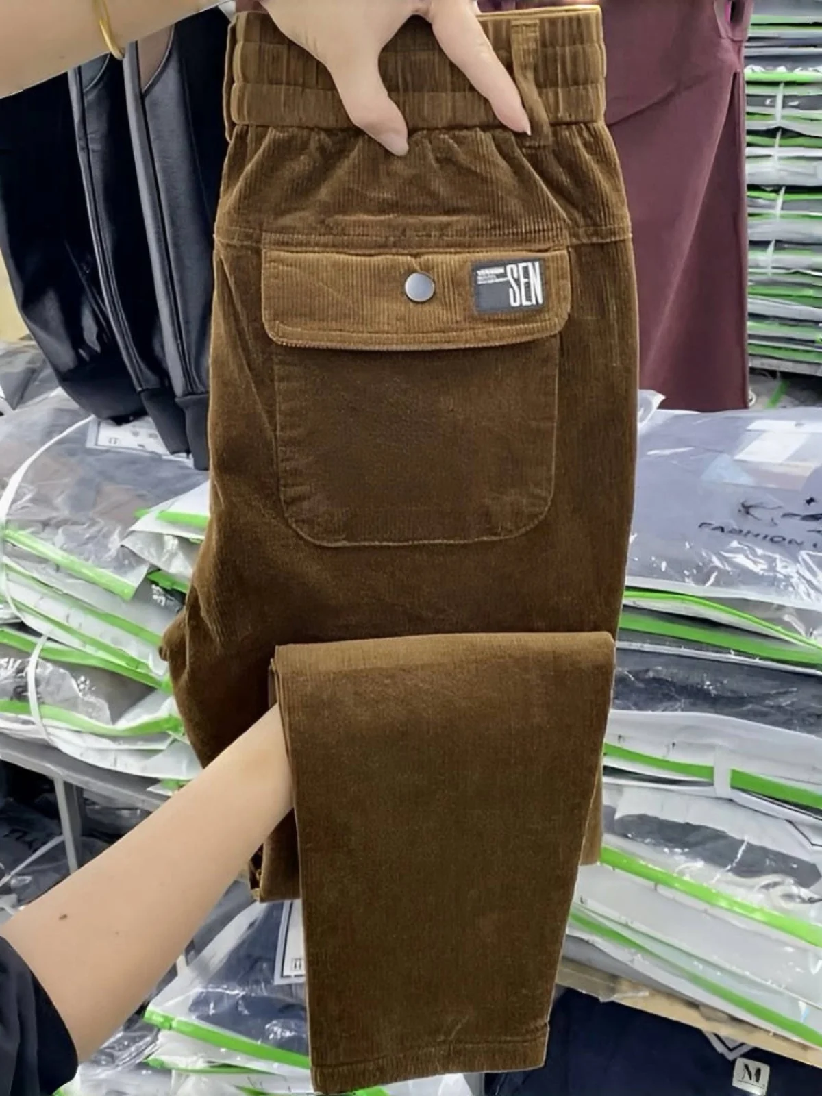 Мужские модные удобные однотонные повседневные брюки приталенного кроя, осенне-зимние сезонные трендовые бархатные брюки, молодежная повседневная одежда
Мужские модные удобные однотонные повседневные брюки приталенного кроя, осенне-зимние сезонные трендовые бархатные брюки, молодежная повседневная одежда