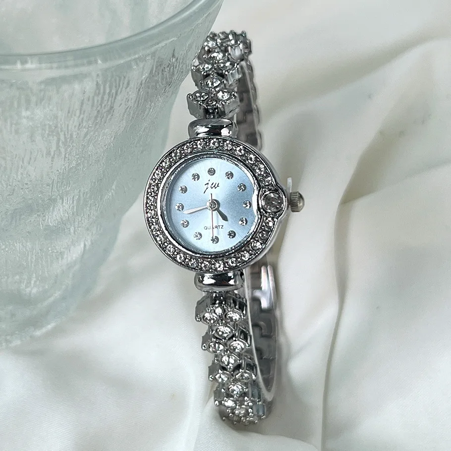 Elegant Korean-Style Ladies Quartz Watch Exquisite Compact Fashionable Waterproof Bracelet Design for Women And Students
Elegant Korean-Style Ladies Quartz Watch Exquisite Compact Fashionable Waterproof Bracelet Design for Women And Students