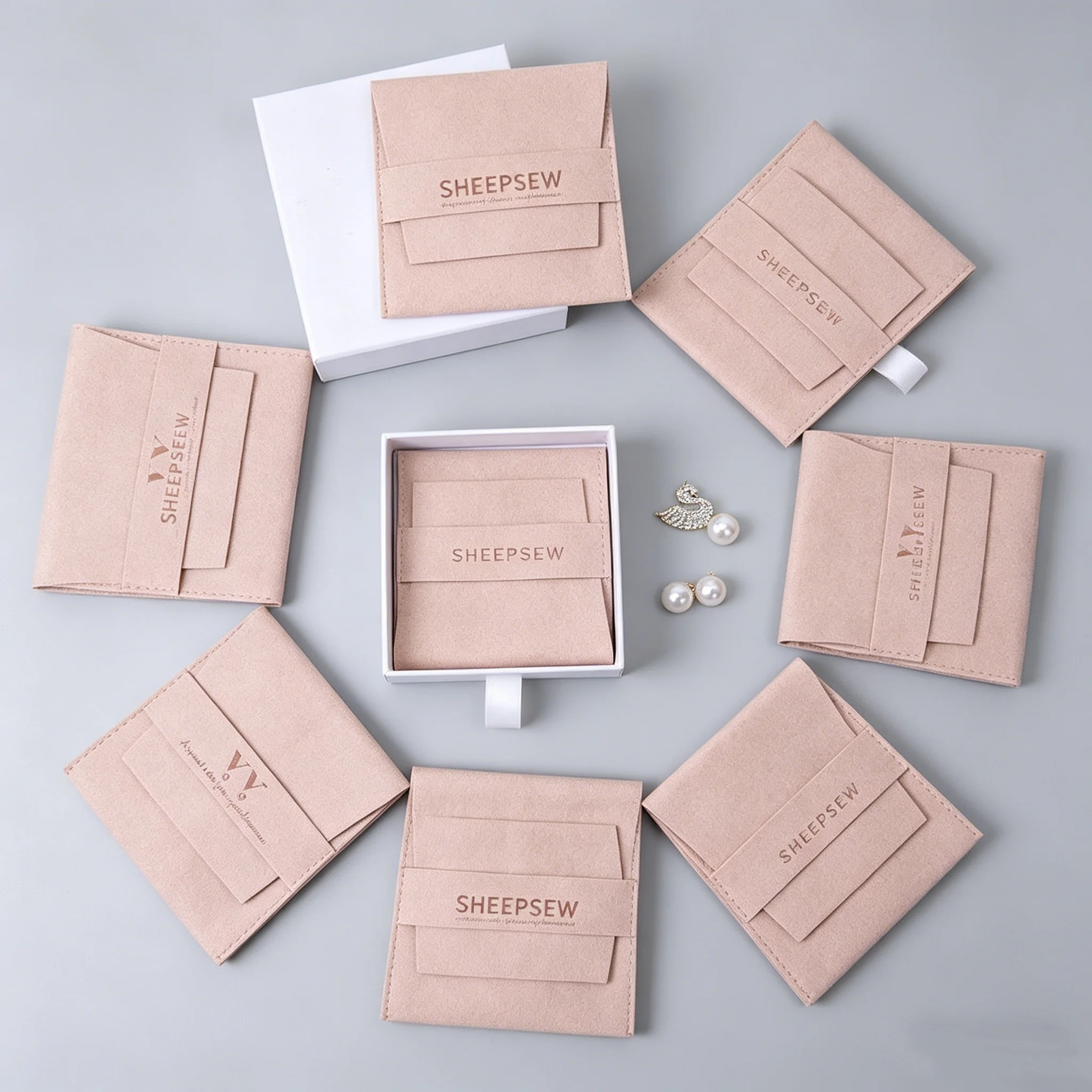 SheepSew Custom Logo Printed Colorful Microfiber Suede Envelope Jewelry Pouches Luxury Gift Packaging Bags
SheepSew Custom Logo Printed Colorful Microfiber Suede Envelope Jewelry Pouches Luxury Gift Packaging Bags