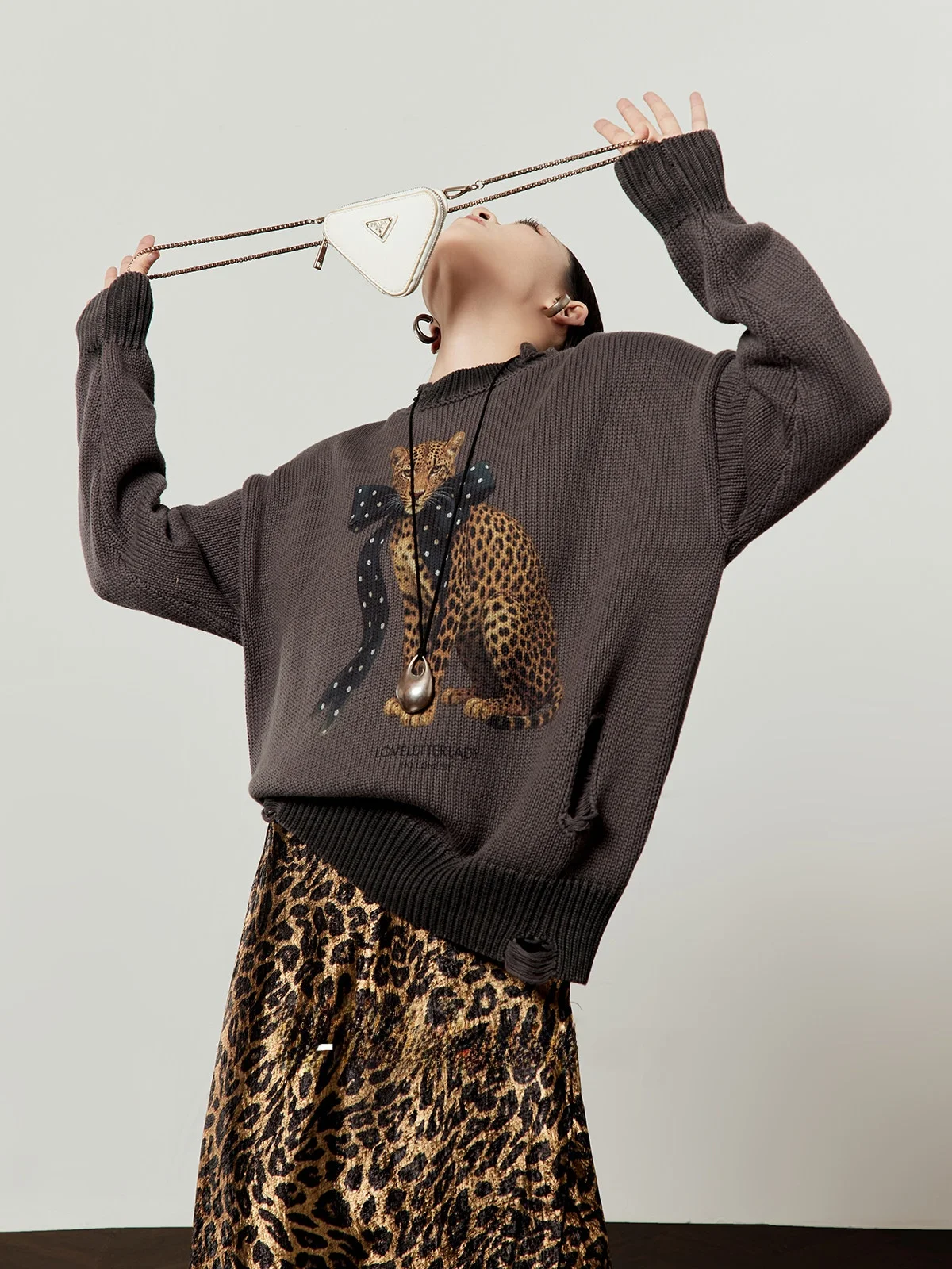 Bla Knitted Printed Casual Sweater for Women Zhou Li Wu Brand Spring 2026 New Arrival Loose Fit Vintage Sle Long Sve
Bla Knitted Printed Casual Sweater for Women Zhou Li Wu Brand Spring 2026 New Arrival Loose Fit Vintage Sle Long Sve