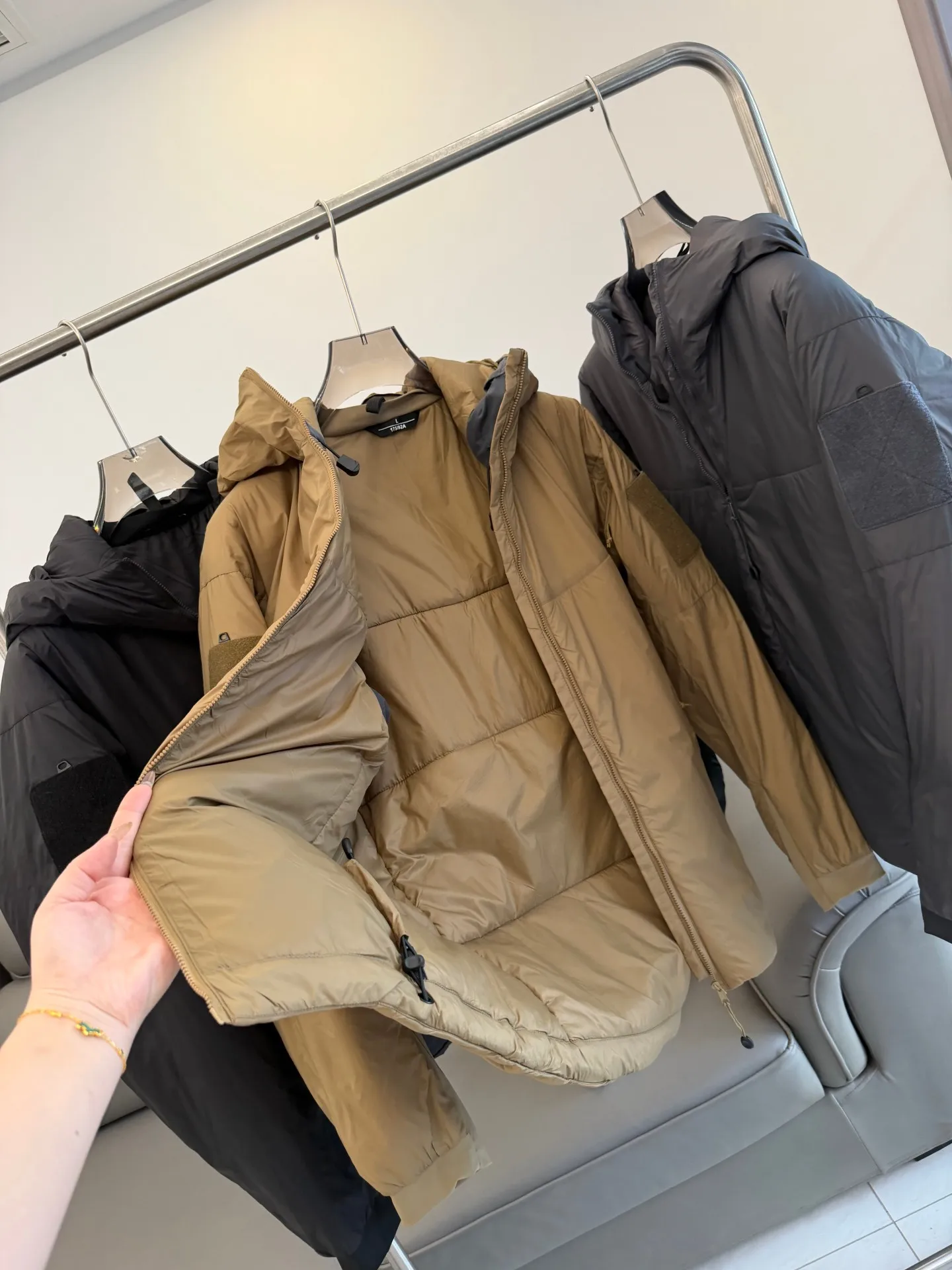 Men's Thiened Winter Cotton Jaet Hooded Outdoor Faion Urban Sle Warmth Outdoor Fly Bird Heat Storage Stand Version
Men's Thiened Winter Cotton Jaet Hooded Outdoor Faion Urban Sle Warmth Outdoor Fly Bird Heat Storage Stand Version