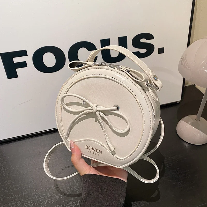 Высококачественная сумка через плечо из искусственной кожи с декоративным бантом, прошитая однотонная модная сумка через плечо на двойной молнии, Лидер продаж 2024, сумки для женщин 
Высококачественная сумка через плечо из искусственной кожи с декоративным бантом, прошитая однотонная модная сумка через плечо на двойной молнии, Лидер продаж 2024, сумки для женщин