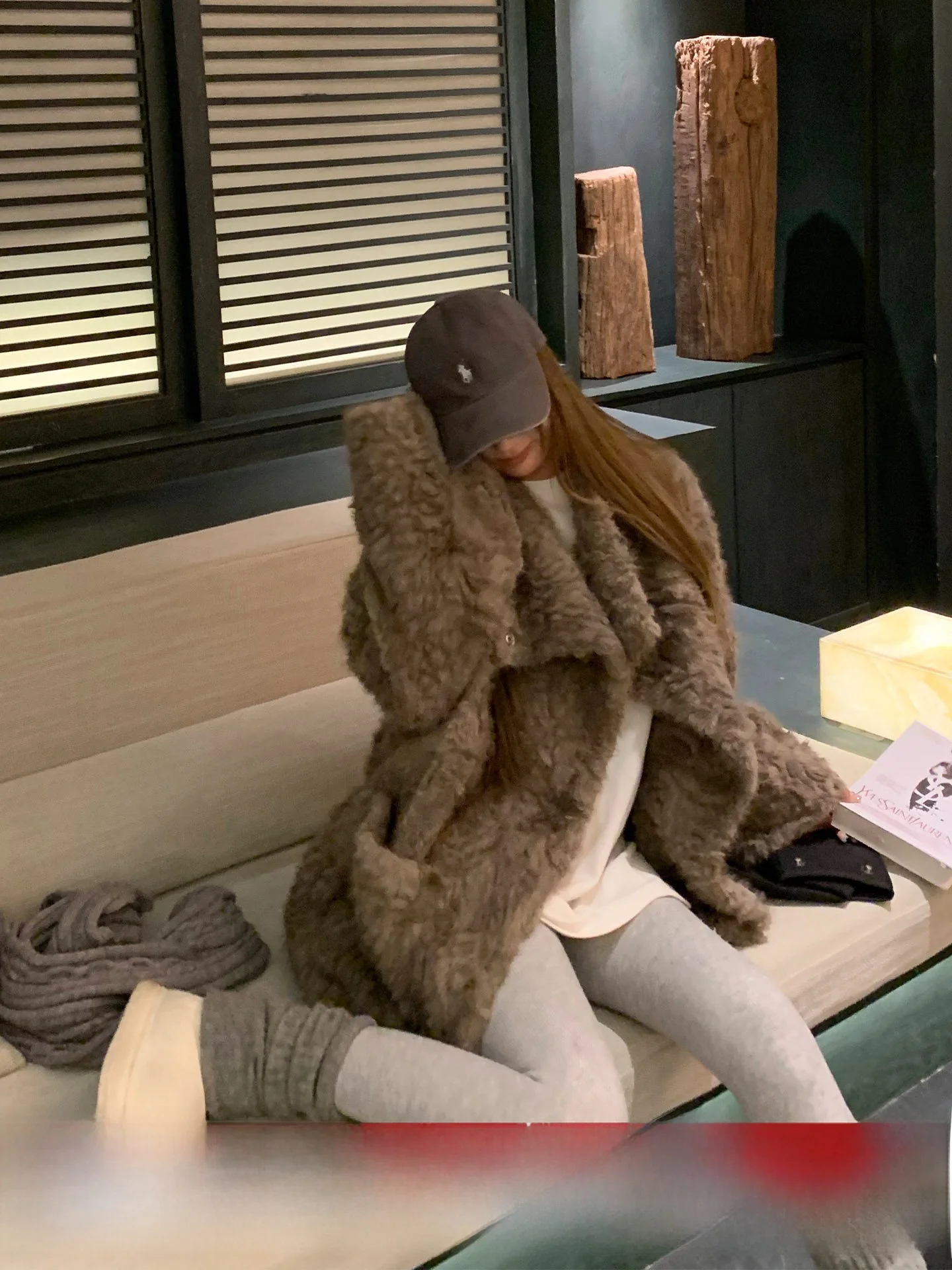 Retro Large Collar Furry Jaet Women's Warm Lazy Sle Loose Mid-Length Coat Polyester Fiber Long Sve Pure Color Daily Wear
Retro Large Collar Furry Jaet Women's Warm Lazy Sle Loose Mid-Length Coat Polyester Fiber Long Sve Pure Color Daily Wear