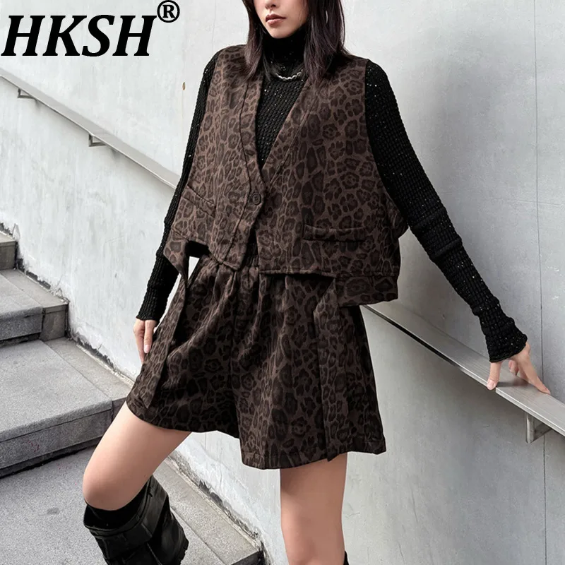 Новинка весны 2026: Женский комплект HKSH — укороченный жилет с леопардовым принтом и V-образным вырезом, шорты с эластичным поясом, вязаный топ с высоким воротом — шик и стиль (модель HK18719)
Новинка весны 2026: Женский комплект HKSH — укороченный жилет с леопардовым принтом и V-образным вырезом, шорты с эластичным поясом, вязаный топ с высоким воротом — шик и стиль (модель HK18719)