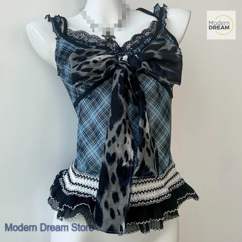 French retro spice girl navy blue plaid mesh stitching lace sling women's spring and summer new fashion slim joker casual top.
French retro spice girl navy blue plaid mesh stitching lace sling women's spring and summer new fashion slim joker casual top.