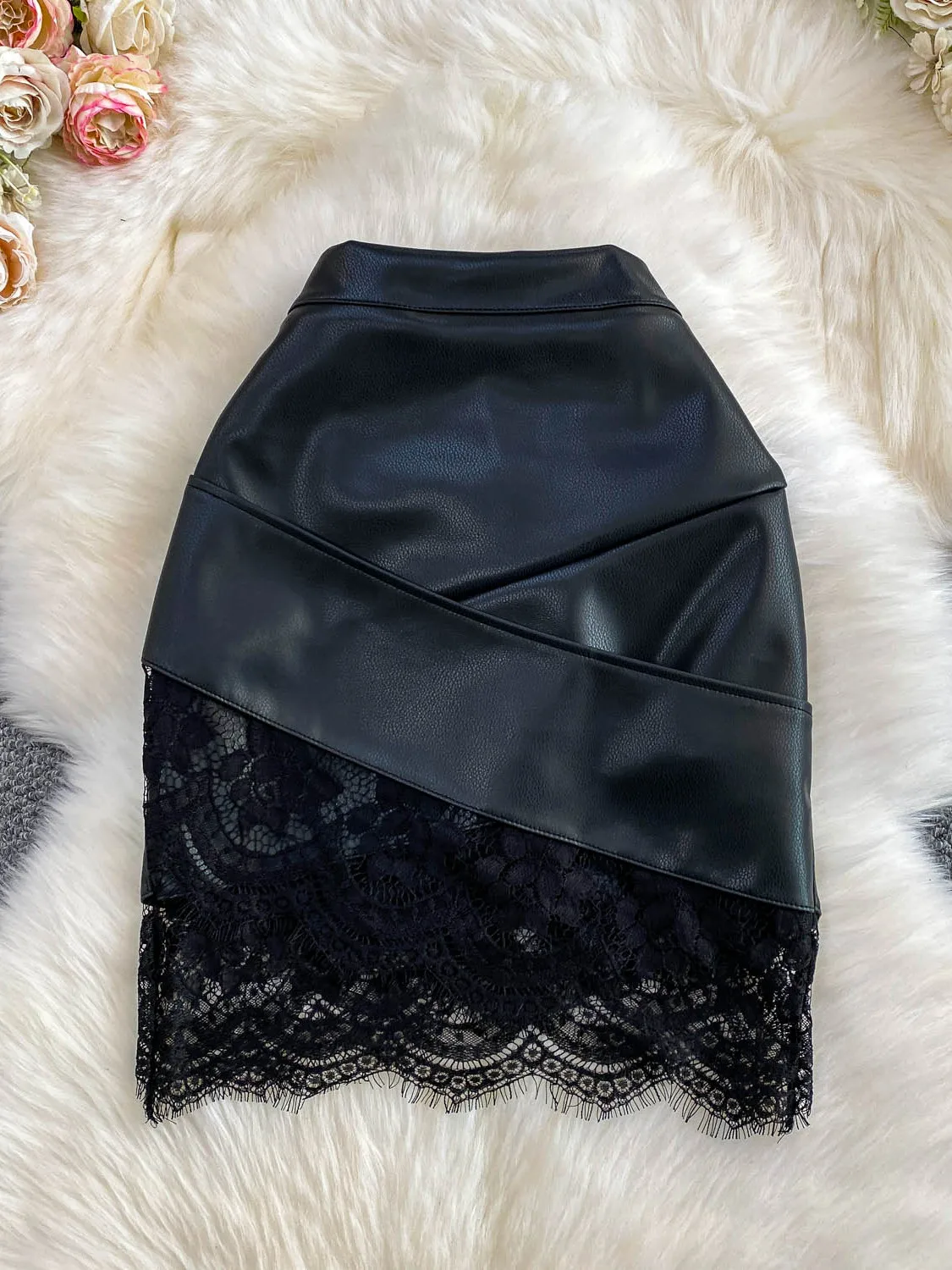 Юбка из искусственной кожи с высокой талией и кружевными вставками для женщин, облегающий крой, идеально подходит для осени и зимы
Юбка из искусственной кожи с высокой талией и кружевными вставками для женщин, облегающий крой, идеально подходит для осени и зимы