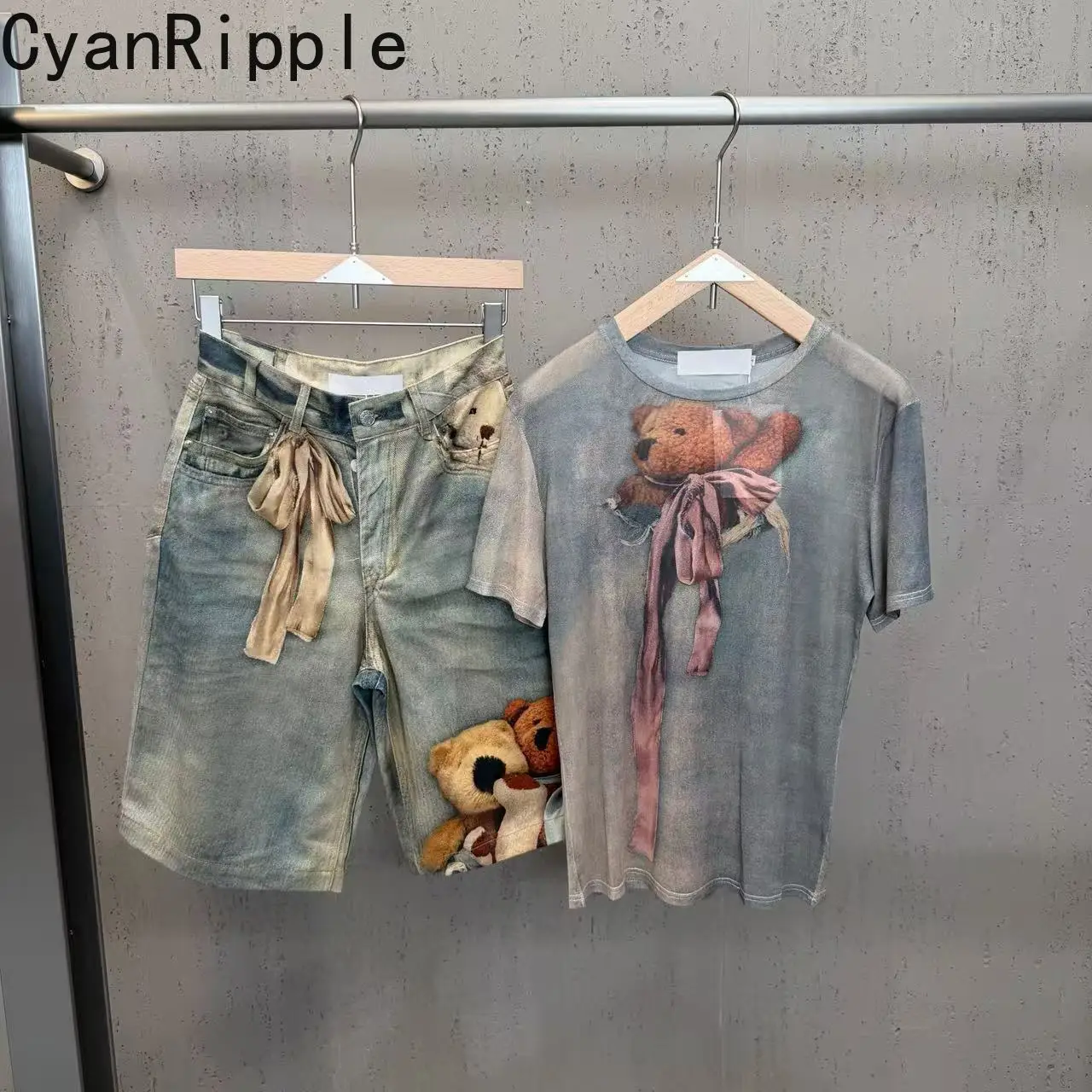 New Summer Casual Women Two-piece Set Vintage Cute Bear Printed Short Sleeve T-shirt Top + Wide Leg Knee-length Straight Jeans
New Summer Casual Women Two-piece Set Vintage Cute Bear Printed Short Sleeve T-shirt Top + Wide Leg Knee-length Straight Jeans