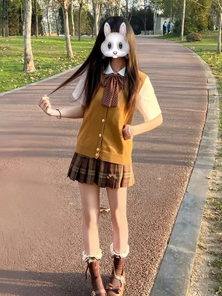 Japanese Style JK Uniform Vest Top Layered Early Autumn Women's Short Sleeve Inner Wear Caramel Croissant Skirt Set
Japanese Style JK Uniform Vest Top Layered Early Autumn Women's Short Sleeve Inner Wear Caramel Croissant Skirt Set