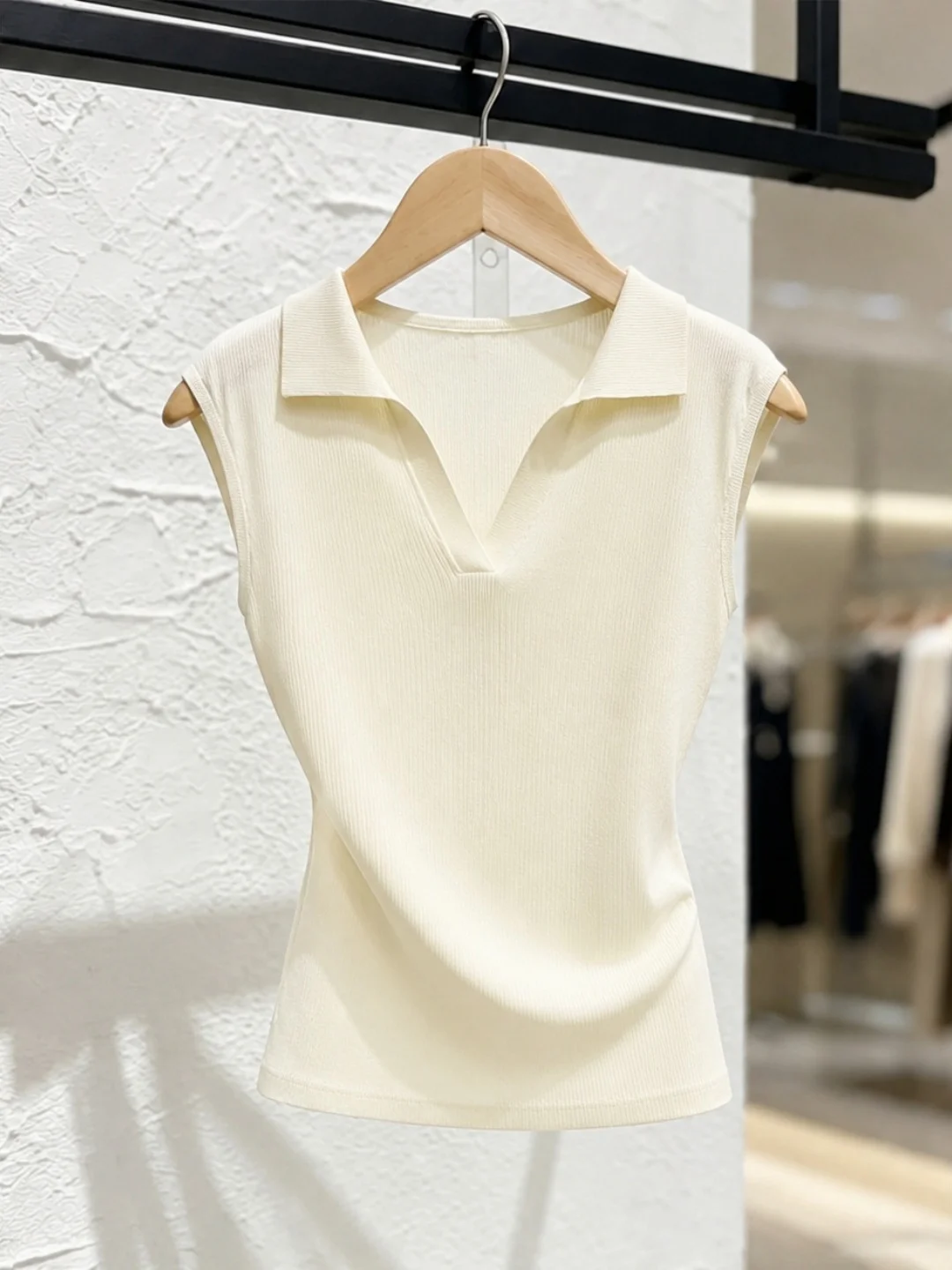 Summer Design Sleeveless Knitted Ice Silk Casual Pure Color Vest Korean Style Minimalist Fashion Women's Silk Top
Summer Design Sleeveless Knitted Ice Silk Casual Pure Color Vest Korean Style Minimalist Fashion Women's Silk Top