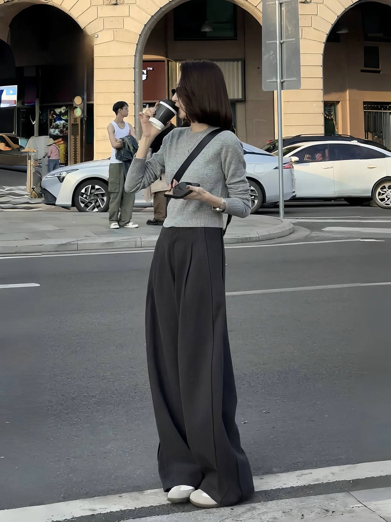 Мягкий универсальный свитер с простой спиральной текстурой, влагоотводящий, с длинными рукавами, высоким воротником, стандартного кроя, трикотажный.
Мягкий универсальный свитер с простой спиральной текстурой, влагоотводящий, с длинными рукавами, высоким воротником, стандартного кроя, трикотажный.