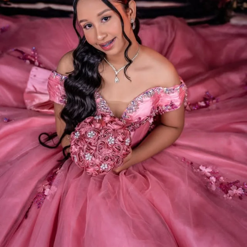 Customized Pink Quinceanera Dresses Off the Shoulder Tull applique 3D flower crystal Bow trailing Vestido De 15 Quinceanera
Customized Pink Quinceanera Dresses Off the Shoulder Tull applique 3D flower crystal Bow trailing Vestido De 15 Quinceanera