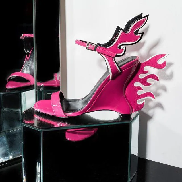 Сексуальные сандалии на танкетке в стиле пэчворк с пламенными крыльями изади, женские сандалии с ремешком на щиколотке, яркая лакированная кожа, летние банкетные туфли на танкетке с открытым носком
Сексуальные сандалии на танкетке в стиле пэчворк с пламенными крыльями изади, женские сандалии с ремешком на щиколотке, яркая лакированная кожа, летние банкетные туфли на танкетке с открытым носком