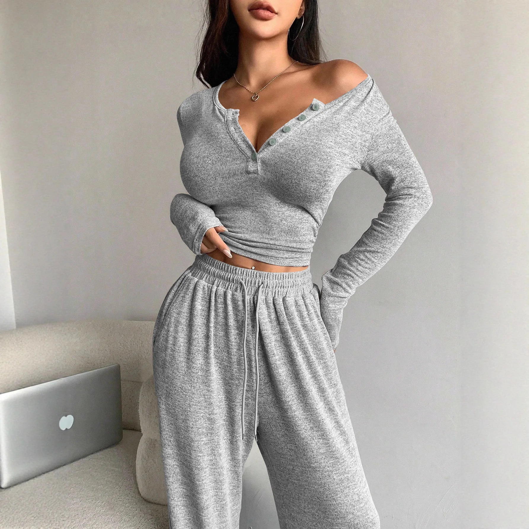 European and American Spring and Autumn Short Fit Sexy V-neck Long Sleeve Wide Leg Pocket Pants Trendy Casual Women's Set
European and American Spring and Autumn Short Fit Sexy V-neck Long Sleeve Wide Leg Pocket Pants Trendy Casual Women's Set