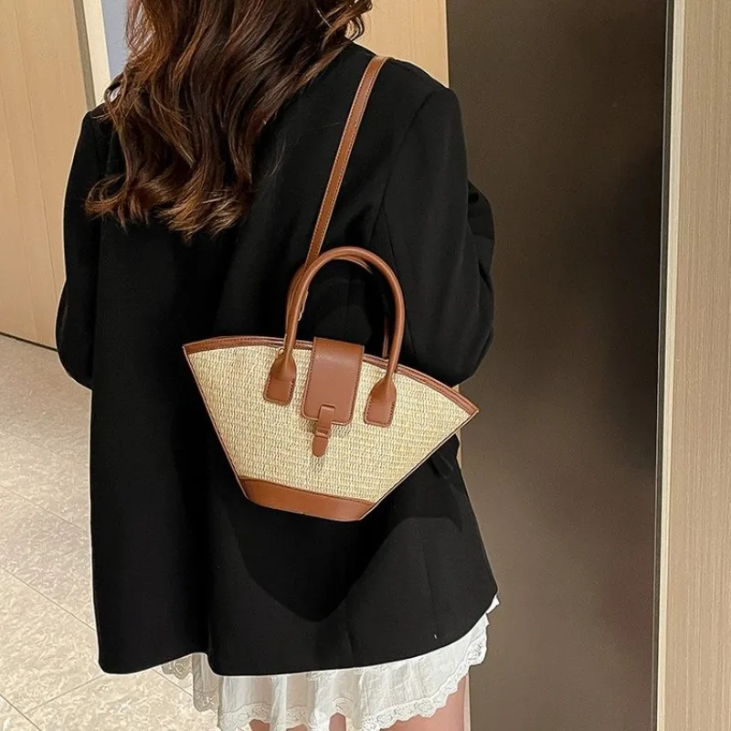 Classic Daily Shoulder Bag Women Vintage Elegant Details High End Craft Trendy Outdoor Leisure Bag
Classic Daily Shoulder Bag Women Vintage Elegant Details High End Craft Trendy Outdoor Leisure Bag