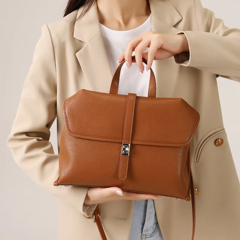 2025 Новая дизайнерская роскошная большая сумка для женщин из натуральной кожи, стильная сумка через плечо, модные женские пригородные сумки 
2025 Новая дизайнерская роскошная большая сумка для женщин из натуральной кожи, стильная сумка через плечо, модные женские пригородные сумки