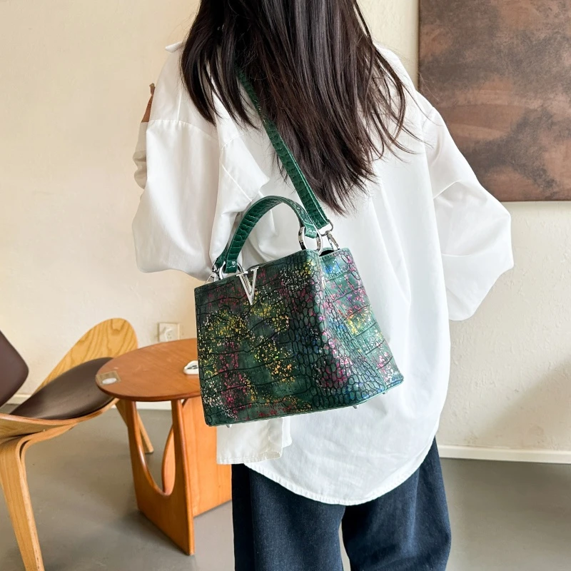 Женская сумка через плечо из искусственной кожи среднего размера для повседневного использования
Женская сумка через плечо из искусственной кожи среднего размера для повседневного использования