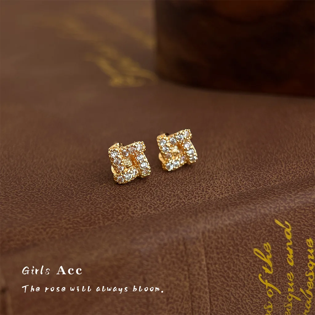 Wholesale Women Minimalist Small Micro Pave Zircon Earrings 3D Geometric Fashion High End Ear Care Stud Earrings For Daily Wear
Wholesale Women Minimalist Small Micro Pave Zircon Earrings 3D Geometric Fashion High End Ear Care Stud Earrings For Daily Wear