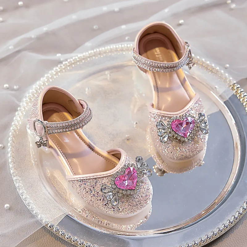 Туфли принцессы с блестящими кристаллами, весна-лето 2022, детские кожаные туфли с бантом и бриллиантами, удобные сандалии с мягкой подошвой, размеры 26–36
Туфли принцессы с блестящими кристаллами, весна-лето 2022, детские кожаные туфли с бантом и бриллиантами, удобные сандалии с мягкой подошвой, размеры 26–36