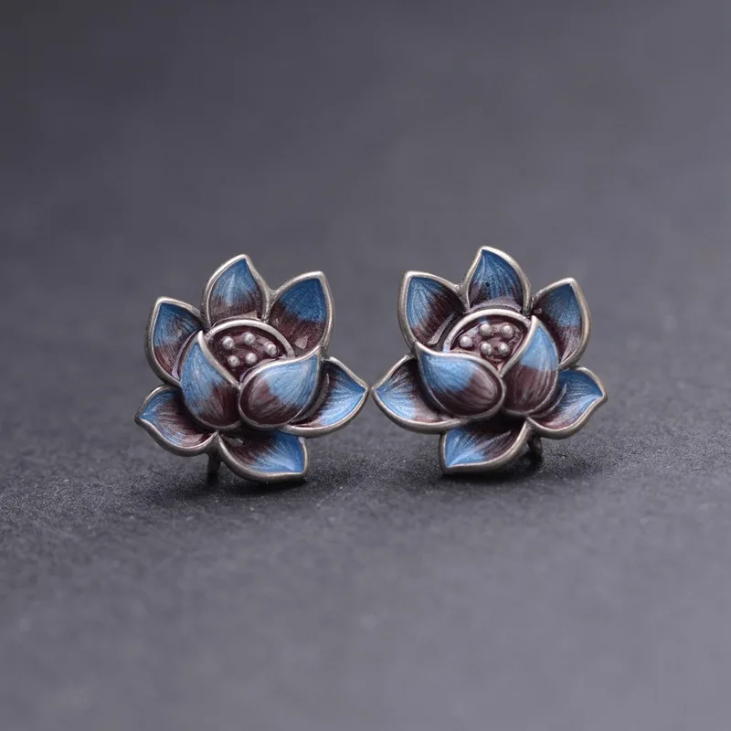 Fashion Chinoiserie Style S925 Silver Vintage Burnt Blue Craft Lotus Cloisonné Ethnic Earrings for Women Party Birthday Gift
Fashion Chinoiserie Style S925 Silver Vintage Burnt Blue Craft Lotus Cloisonné Ethnic Earrings for Women Party Birthday Gift