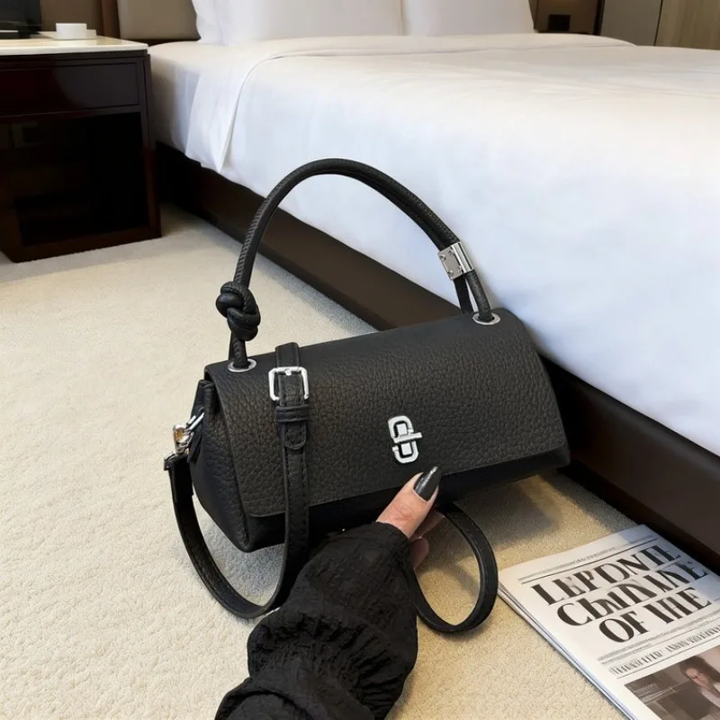 Premium Casual Leather Bag Women Classic Retro Design Elegant Paris Elements Daily Leisure Messenger Bag
Premium Casual Leather Bag Women Classic Retro Design Elegant Paris Elements Daily Leisure Messenger Bag