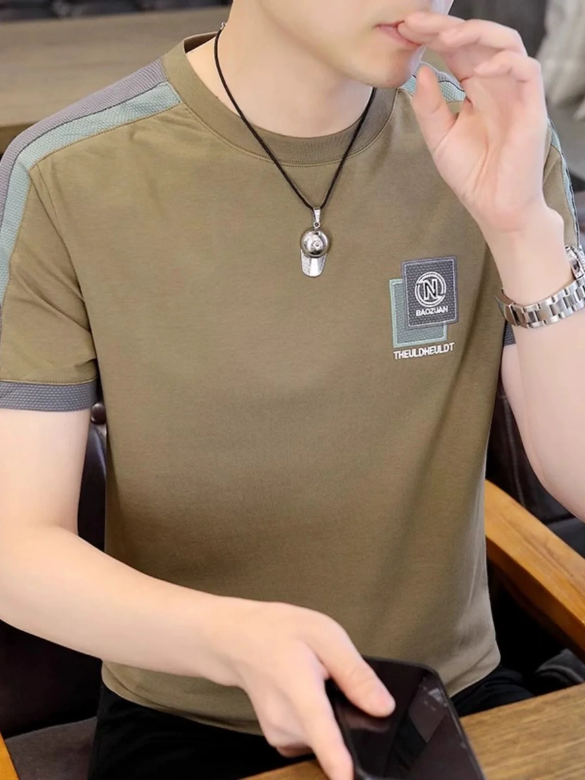 Мужская летняя футболка из ледяного шелка с коротким рукавом, трендовая, с пэчворком, новая, с вышивкой букв, тонкая, с круглым вырезом, облегающая.
Мужская летняя футболка из ледяного шелка с коротким рукавом, трендовая, с пэчворком, новая, с вышивкой букв, тонкая, с круглым вырезом, облегающая.