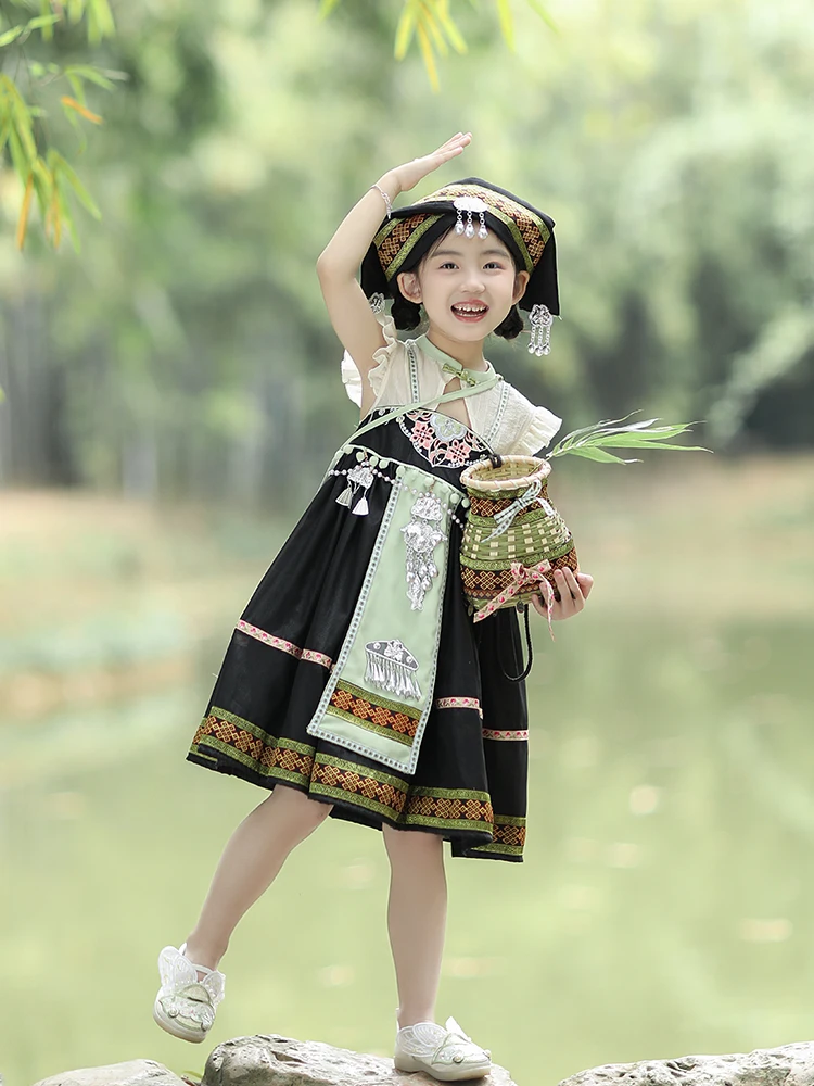 Children's Minority Ethnic Clothes Zhuang Hani Tujia Yunnan Hmong Village Miao Dance Costume Dong Yao
Children's Minority Ethnic Clothes Zhuang Hani Tujia Yunnan Hmong Village Miao Dance Costume Dong Yao