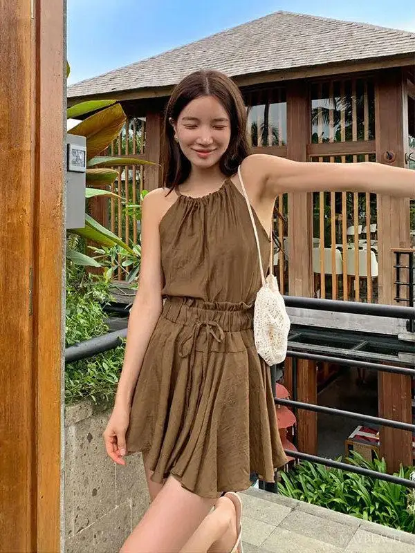 Fashionable Casual Women's Summer Outfit Short Skirt Two-Piece Set Sleeveless Neck Hanging Strap High Waist Umbrella Skirt
Fashionable Casual Women's Summer Outfit Short Skirt Two-Piece Set Sleeveless Neck Hanging Strap High Waist Umbrella Skirt