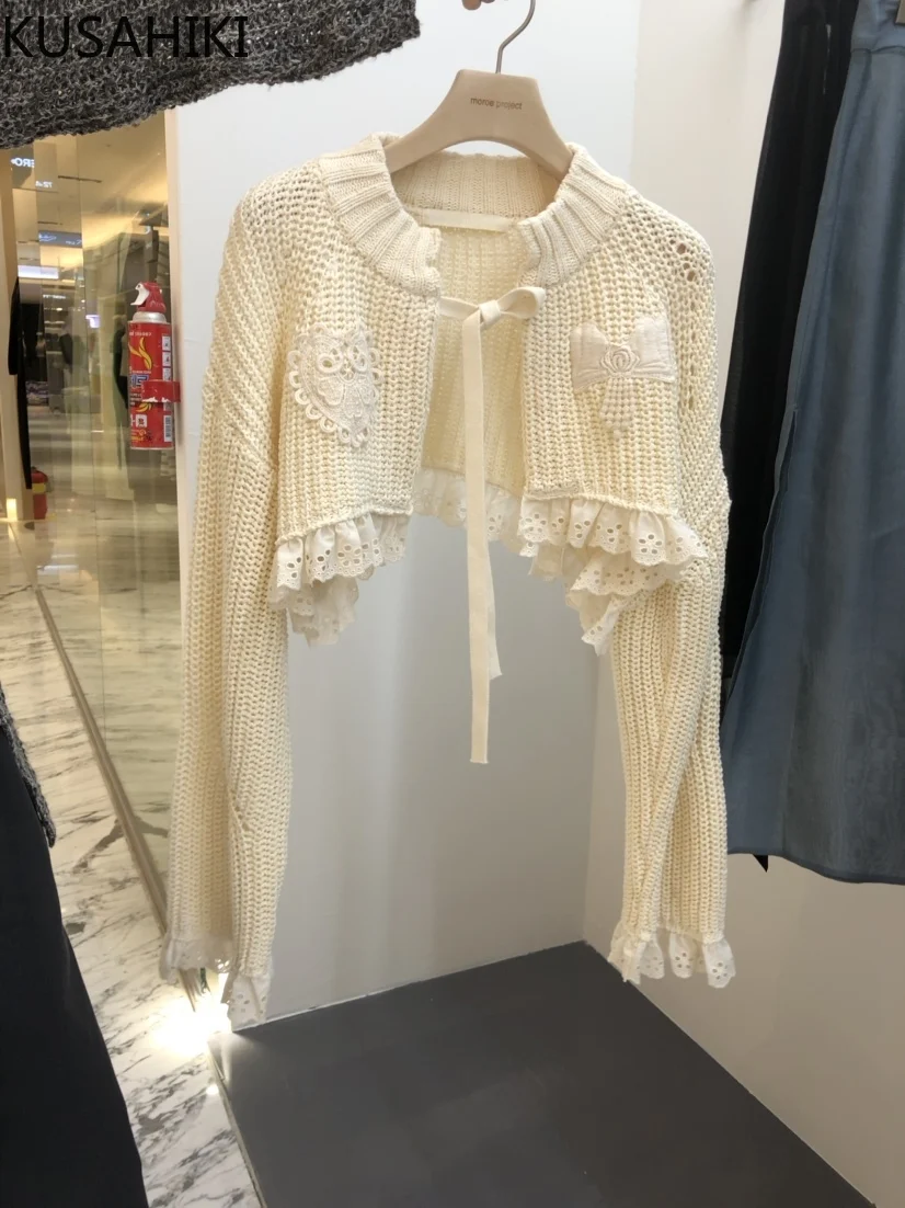 KUSAHIKI 2025 New Ladies' Style Lace Up Knitted Cardigan with Lace Stitching Long Sleeved Ultra Short Sweater Jacket
KUSAHIKI 2025 New Ladies' Style Lace Up Knitted Cardigan with Lace Stitching Long Sleeved Ultra Short Sweater Jacket