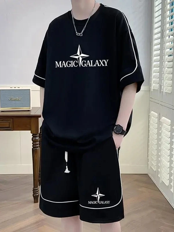 Летний мужской повседневный спортивный костюм: свободная футболка с коротким рукавом и шорты, комплект из двух предметов, модный бренд для подростков, полиэстер.
Летний мужской повседневный спортивный костюм: свободная футболка с коротким рукавом и шорты, комплект из двух предметов, модный бренд для подростков, полиэстер.