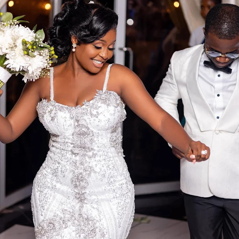 Индивидуальный свадебный наряд 2024 года для невесты: платье-труба больших размеров в африканском стиле, с блестящими бусинами и стразами, на бретельках-спагетти
Индивидуальный свадебный наряд 2024 года для невесты: платье-труба больших размеров в африканском стиле, с блестящими бусинами и стразами, на бретельках-спагетти