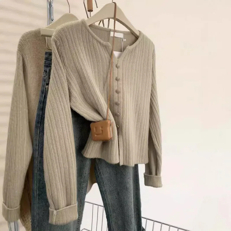 Autumn Winter New Wool Knitted Sweater Women'S Inner Soft Sweater Regular Shoulder Knitted Fashionable Base Shirt Top
Autumn Winter New Wool Knitted Sweater Women'S Inner Soft Sweater Regular Shoulder Knitted Fashionable Base Shirt Top