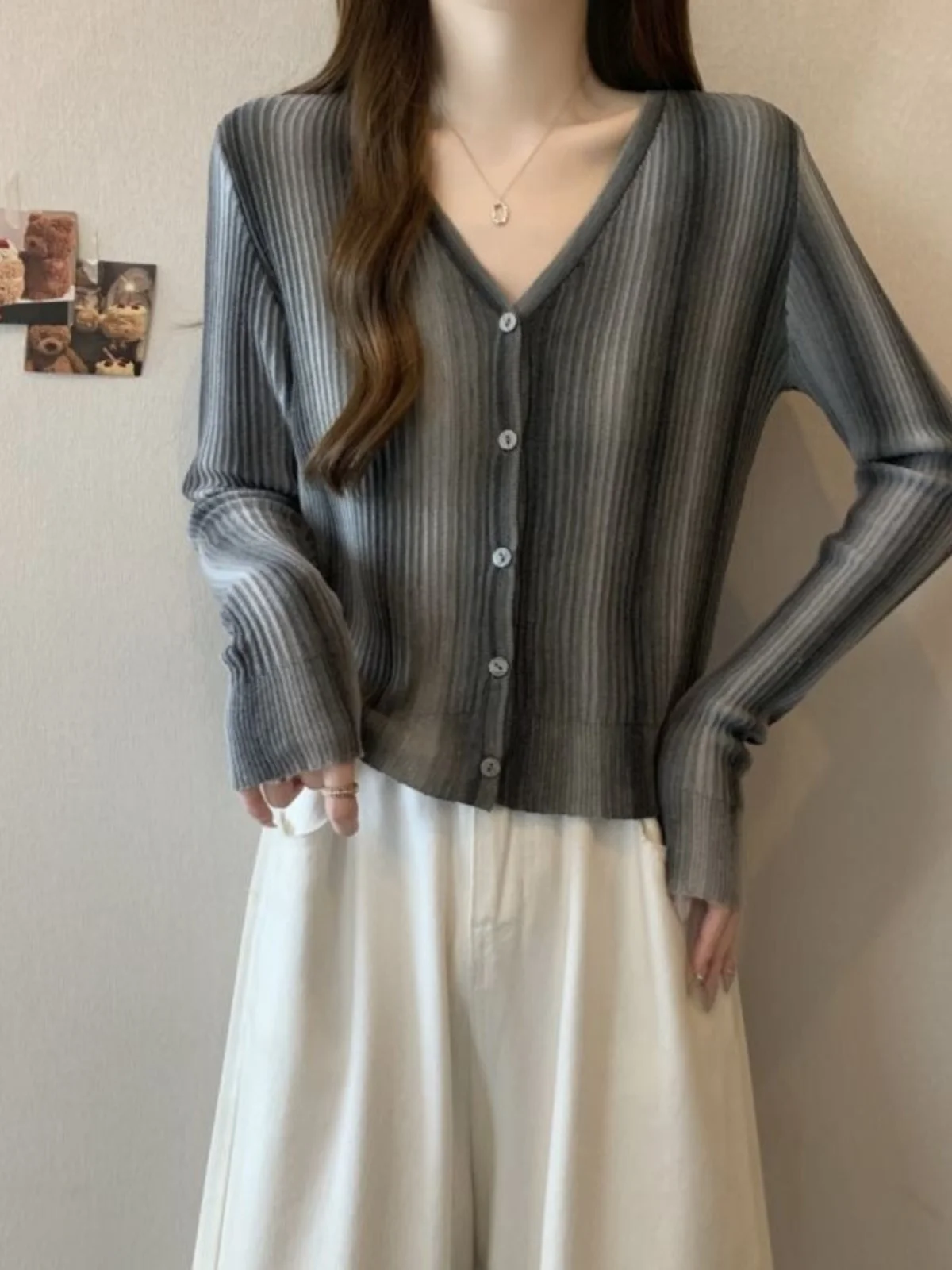 Graduated Grey Knitted Sweater V-Neck Long Sleeve Women's plus Size Unique Top Korean Style Loose Fit Spring New Arrival
Graduated Grey Knitted Sweater V-Neck Long Sleeve Women's plus Size Unique Top Korean Style Loose Fit Spring New Arrival